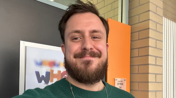 Benjamin am Werner-Heisenberg-Gymnasium in Göppingen Selfie eines jungen Mannes der in die Kamera lächelt